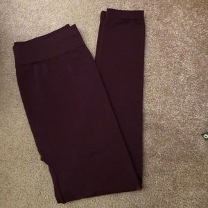 Sofra Leggings in burgandy and size Plus.